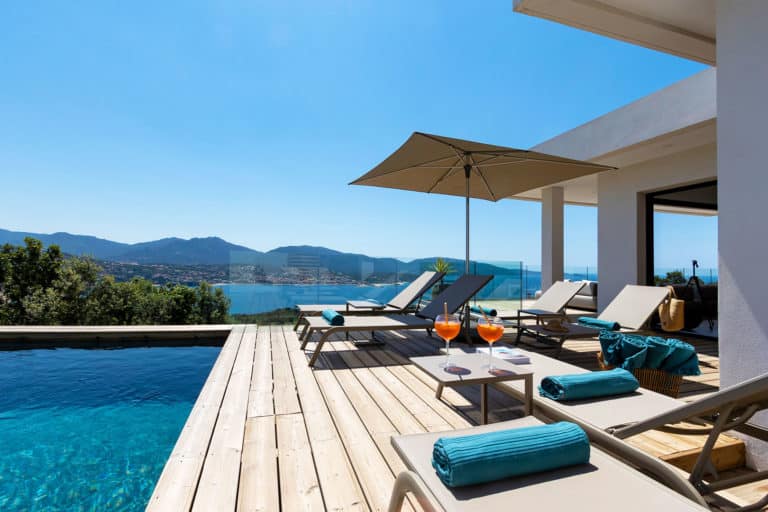 Piscine avec vue mer - © 2022 Sylvain Alessandri